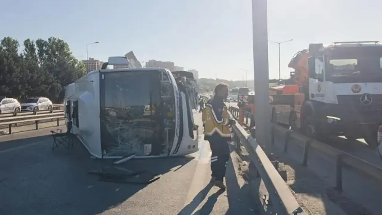 İstanbul'da yolcu midibüsü devrildi: 12 yaralı