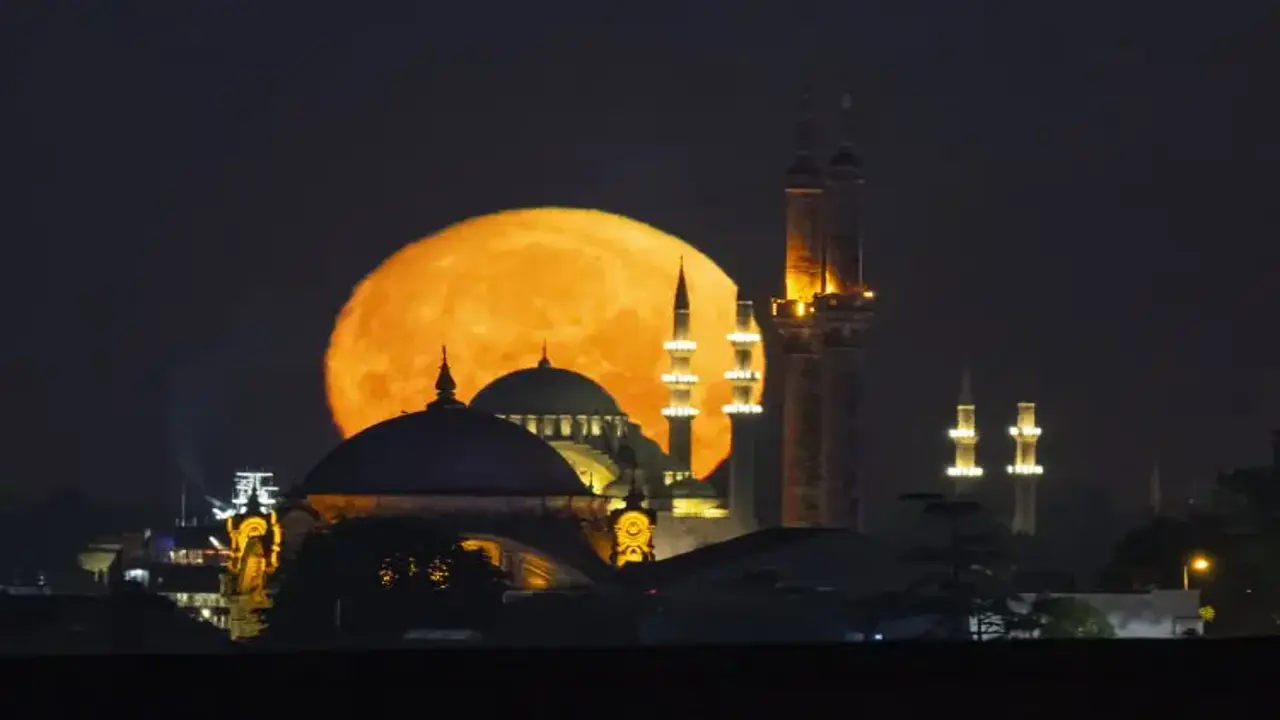 İstanbul'dan Süleymaniye'ye uzanan eşsiz dolunay manzaraları