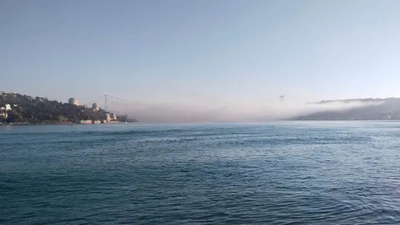 İstanbullular sisle uyandı, vapur seferleri iptal