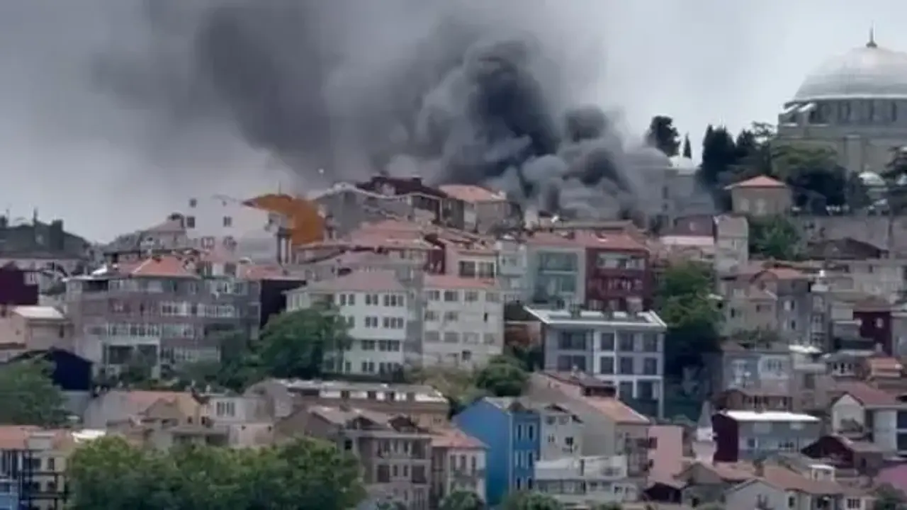 İstanbul'un birçok noktasından görülen yangın! Araçlara sıçradı