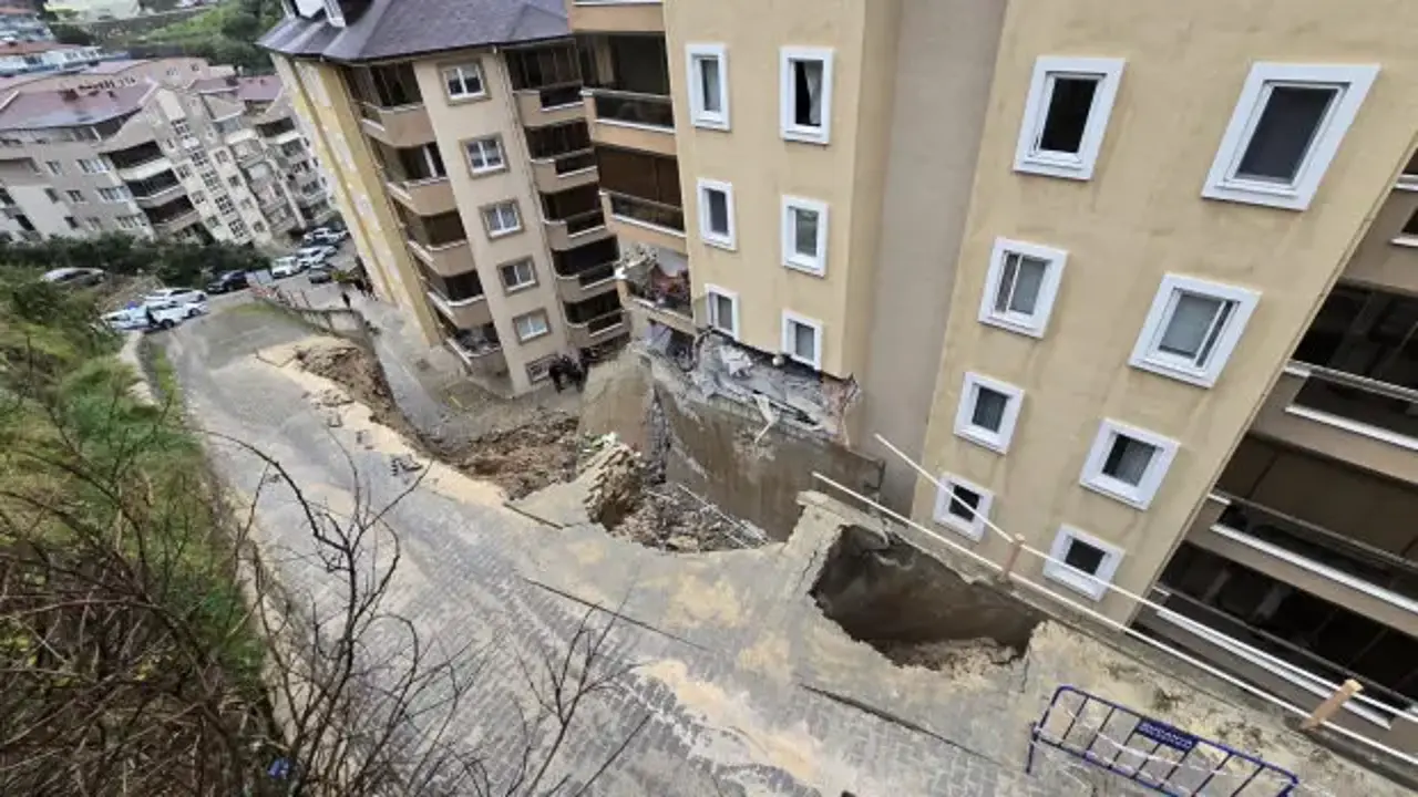 İstinat duvarı çöktü; 7 katlı binanın 2 katı tahliye edildi