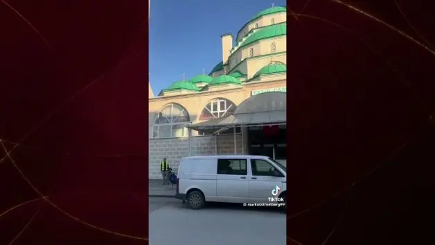 İsveçli bisikletli gezginler çadır yerine camide konakladı