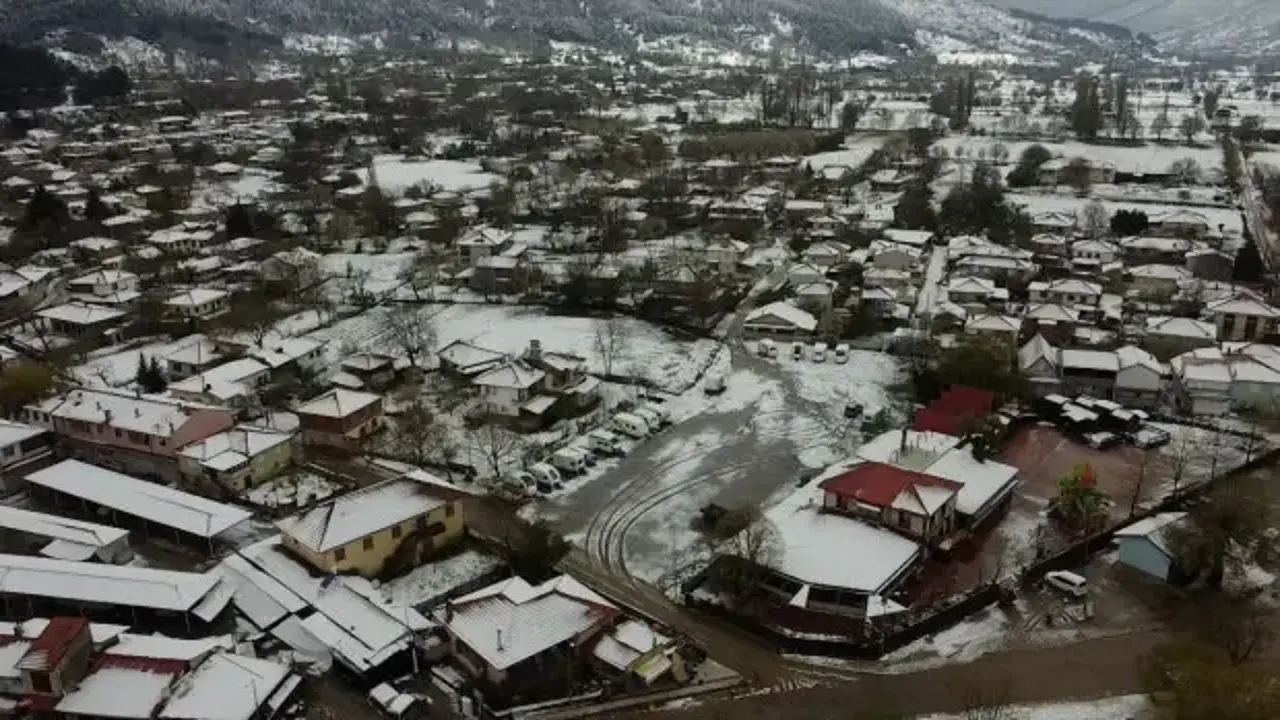 İzmir Ödemiş'te kar yağışı etkili oldu