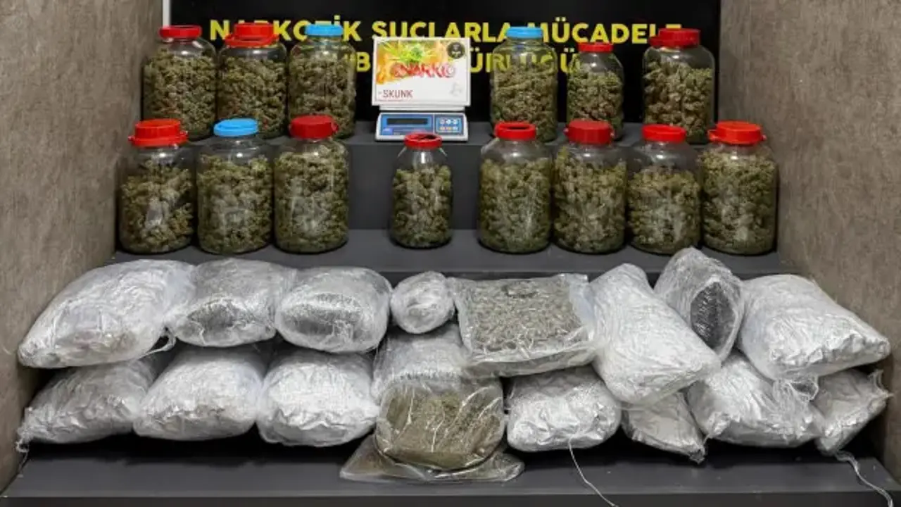 İzmir'de 39 kilo kokain, 21 kilo skunk ele geçirildi; 4 tutuklama