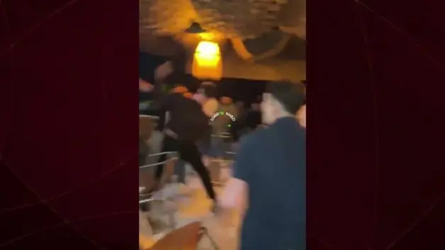 İzmir'de eğlence mekanında sandalyelerin havada uçuştu!