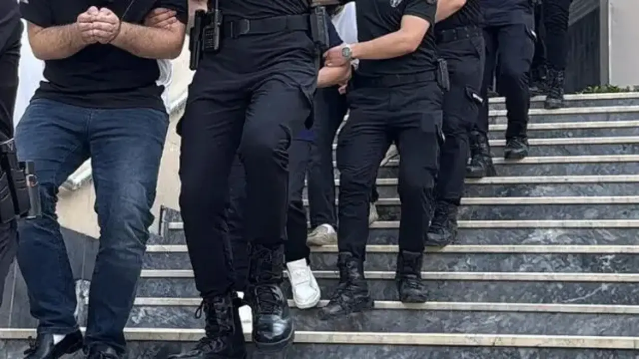 İzmir'de FETÖ operasyonu: 16 şüpheli yakalandı