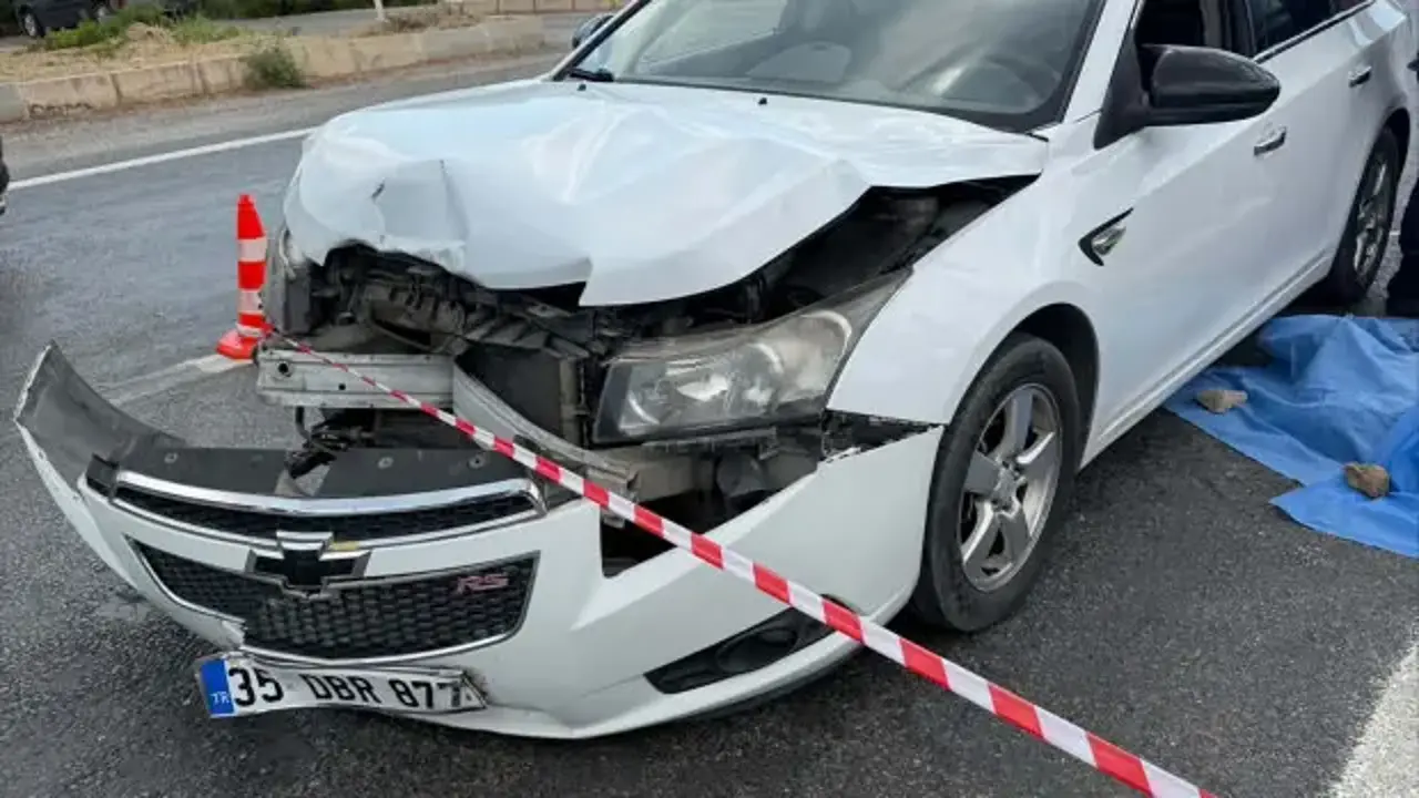 İzmir’de iki araç çarpıştı: Ölü ve yaralılar var