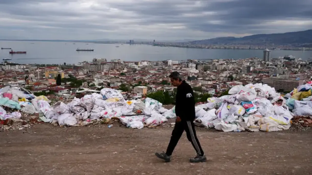 İzmir’de manzara değil çöp var! Vatandaş isyan etti