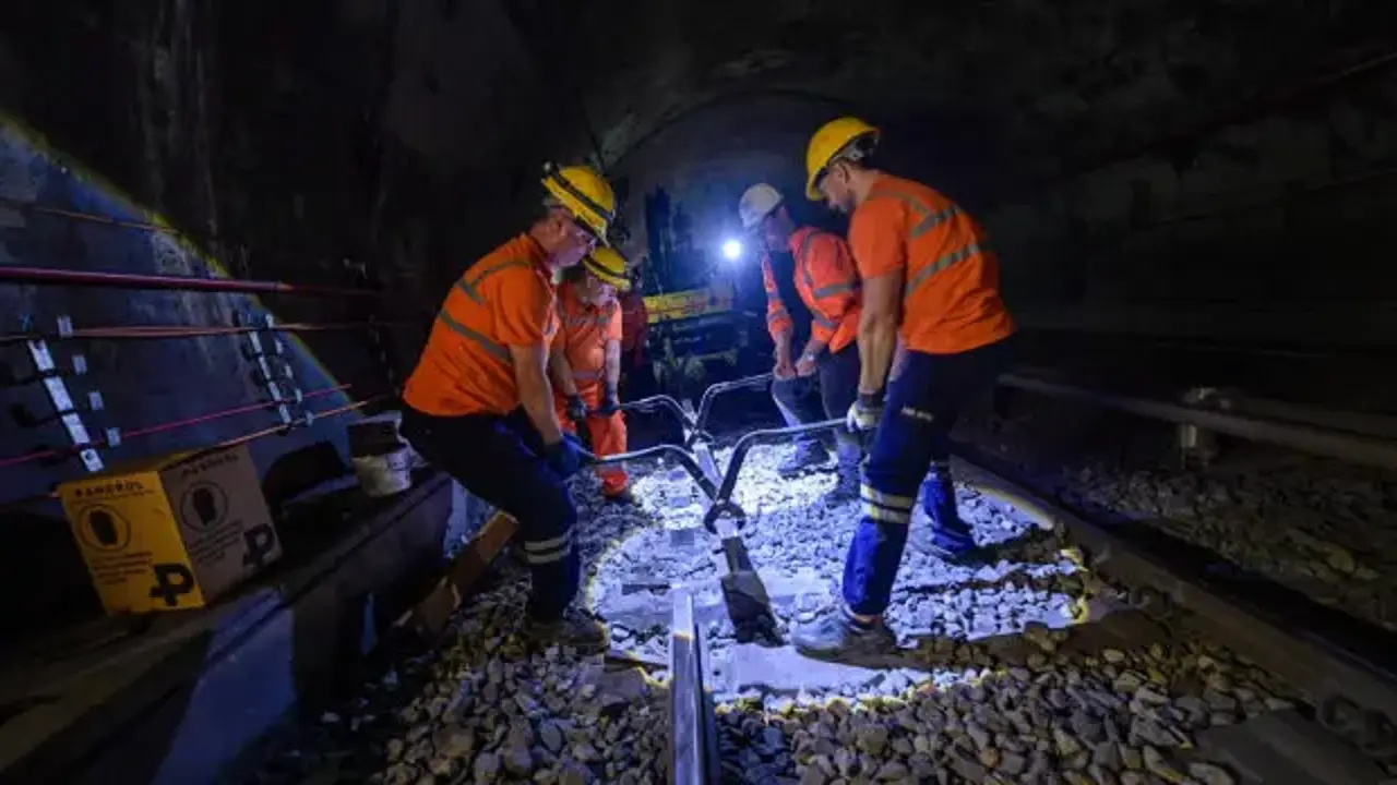 İzmir’de metro hattında büyük yenileme! 844 metre ray değişti