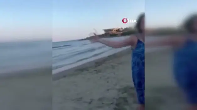 İzmir'de plajda  alkollü bir kadın anne ve kızına sözlü saldırıda bulundu rahatsızlık verdi