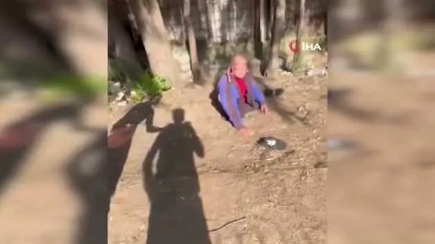 İzmir'de sokakta uyuyan yaşlı adamın yüzüne tekme atıp sosyal medyada paylaştılar