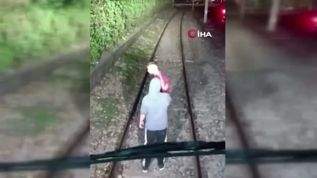 İzmir'de treni kaçıran yolcular içeri alınmayınca terör estirdi