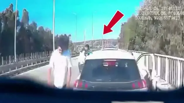 İzmir’de yakıtı biten araca yardım eden jandarmaya TIR çarptı!