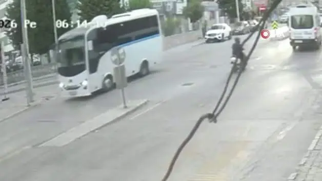 İzmir'deki feci kazada sürücü kaçtı: Motosikletlinin savrulduğu o anlar kameraya yansıdı