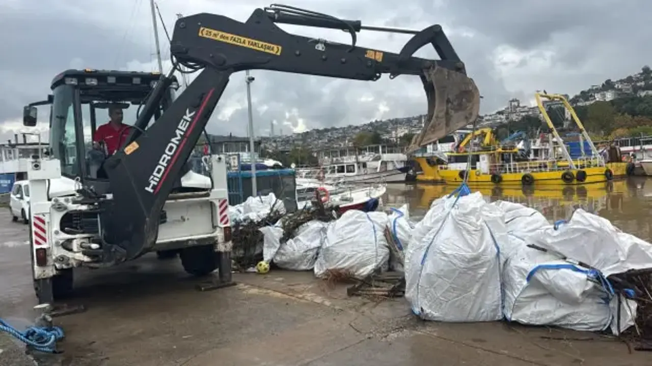 İzmit Körfezi’nden 10 kamyon atık çıkarıldı