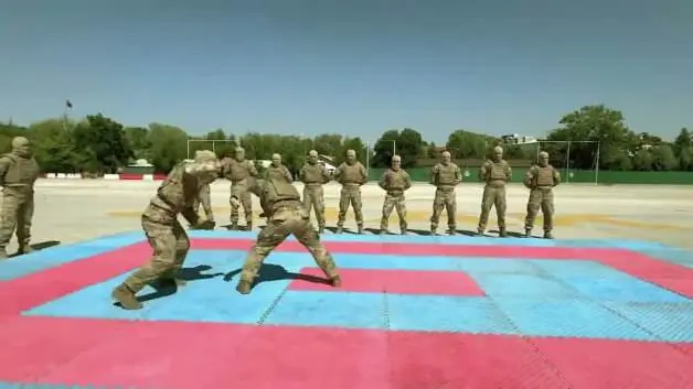 Jandarma Özel Operasyon personelinden nefes kesen yakın dövüş eğitimi