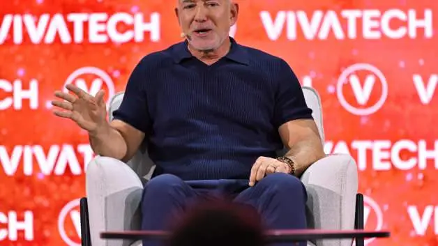 Jeff  Bezos'tan çarpıcı uyarı: Dünyayı kurtarmak için Ay'da koloni kurmalıyız