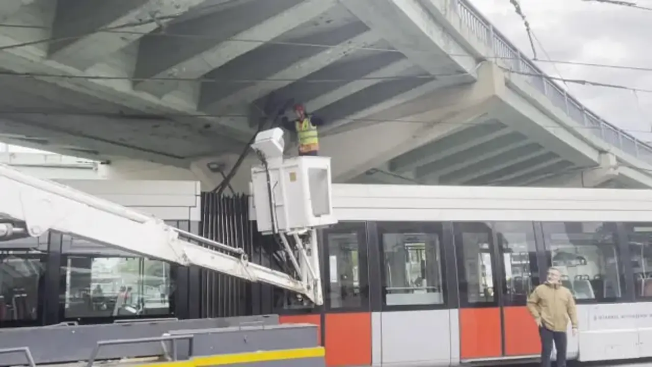 Kabataş-Bağcılar tramvay hattında arıza: Üst geçide takıldı!