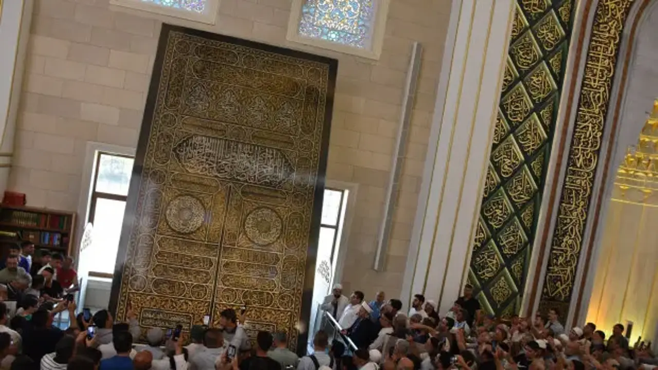 Kabe'nin kapı örtüsü Millet Cami ve Külliyesi’nde sergileniyor