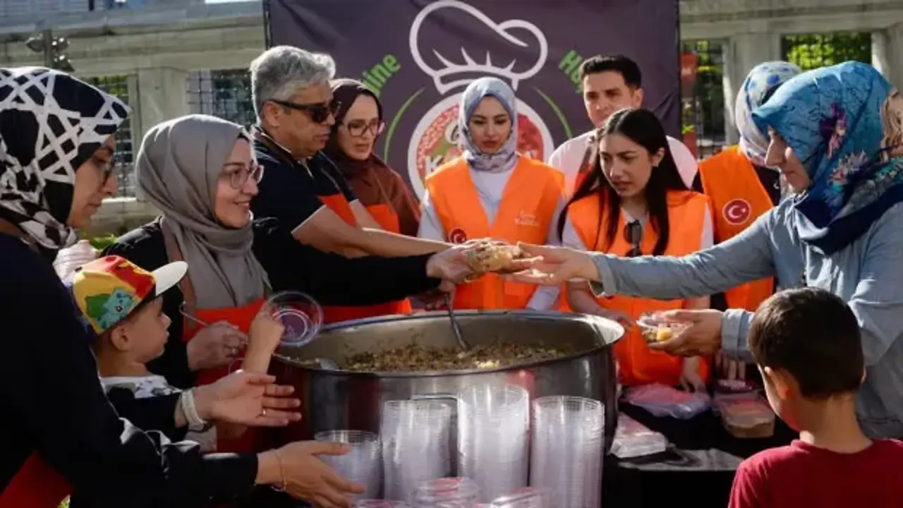 KADEM'den Sultanahmet’te 1500 kişilik aşure ikramı