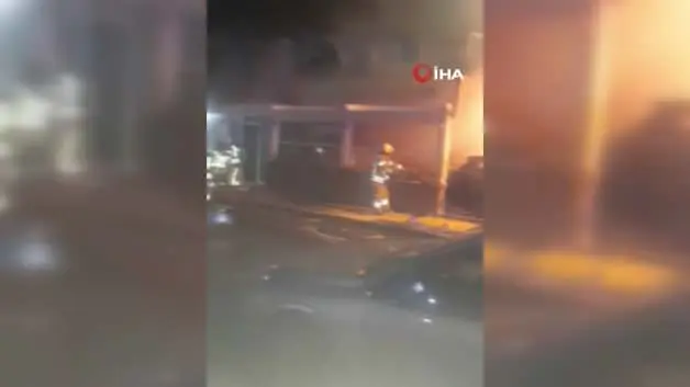 Kadıköy'de gece yarısı dehşet: Galeri önündeki araçlar alev alev yandı