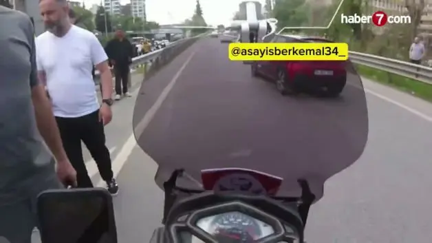 Kadıköy’de motosiklet bariyerlere saplandı!