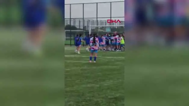 Kadın futbol takımı oyuncuları sahada birbirine girdi: 5 kırmızı kart