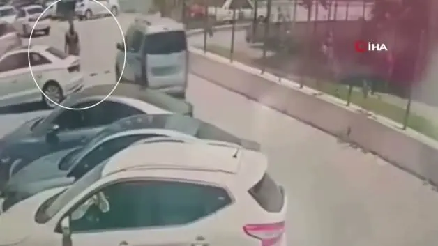 Kadına bıçak çeken korkak yakalandı! Dehşete düşüren anlar kamerada