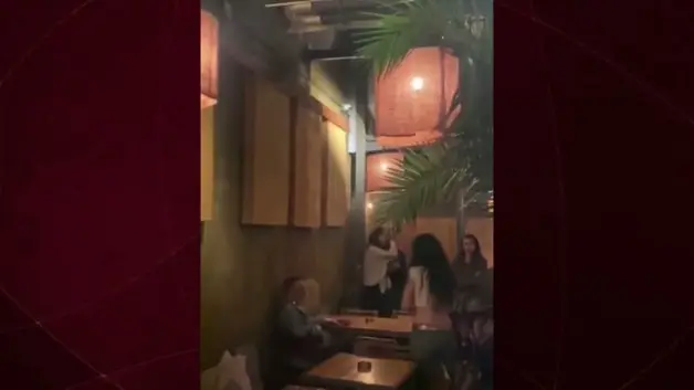 Kadına şiddet uygulayan oyuncu Ozan Güven Kadıköy'deki mekandan protestolarla çıkarıldı