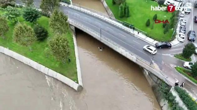 Kağıthane Deresi'nde korkutan manzara: Sulara gömülen araç vinçle çıkarıldı