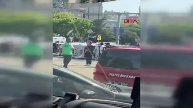 Kağıthane'de motosikletle çarpışan ambulans devrildi: 3'ü sağlık çalışanı 4 yaralı