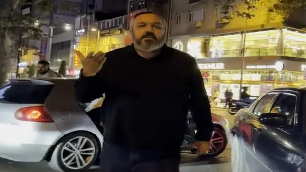 Kağıthane’de motosikletliye ölüm tehdidi! Bulgar plakalı araçtan inip saldırdılar