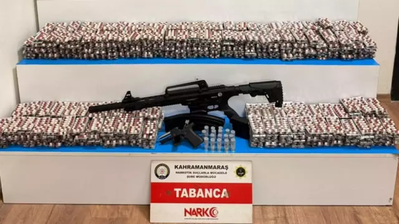 Kahramanmaraş’ta narkotik darbesi: On binlerce zehirli hap ve silah ele geçirildi!