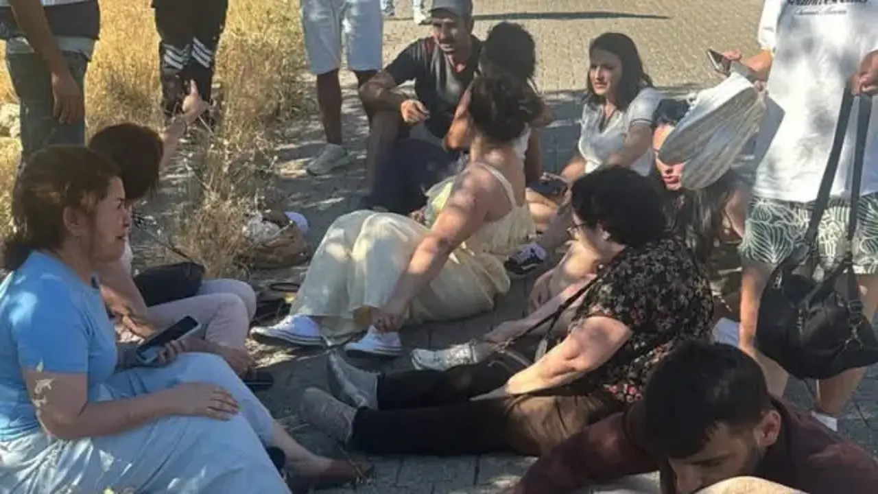 Kahta'da turistleri taşıyan minibüs devrildi: Çok sayıda yaralı var