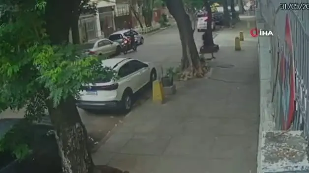 Kaldırımda yürüyen kadın kanalizasyona düştü, rögar kapağı üstüne kapandı