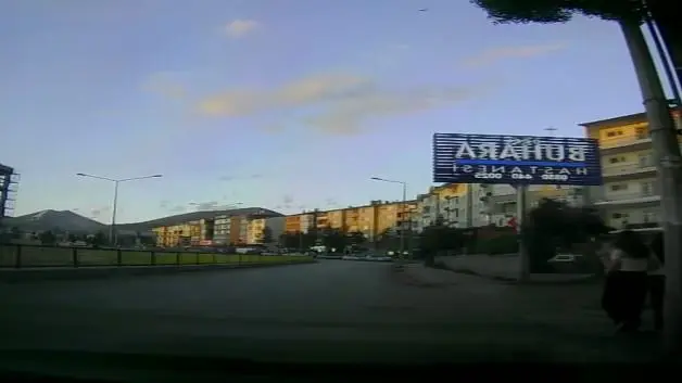 Kaldırımdaki genç kızlar ölümden saniyelerle kurtuldu!