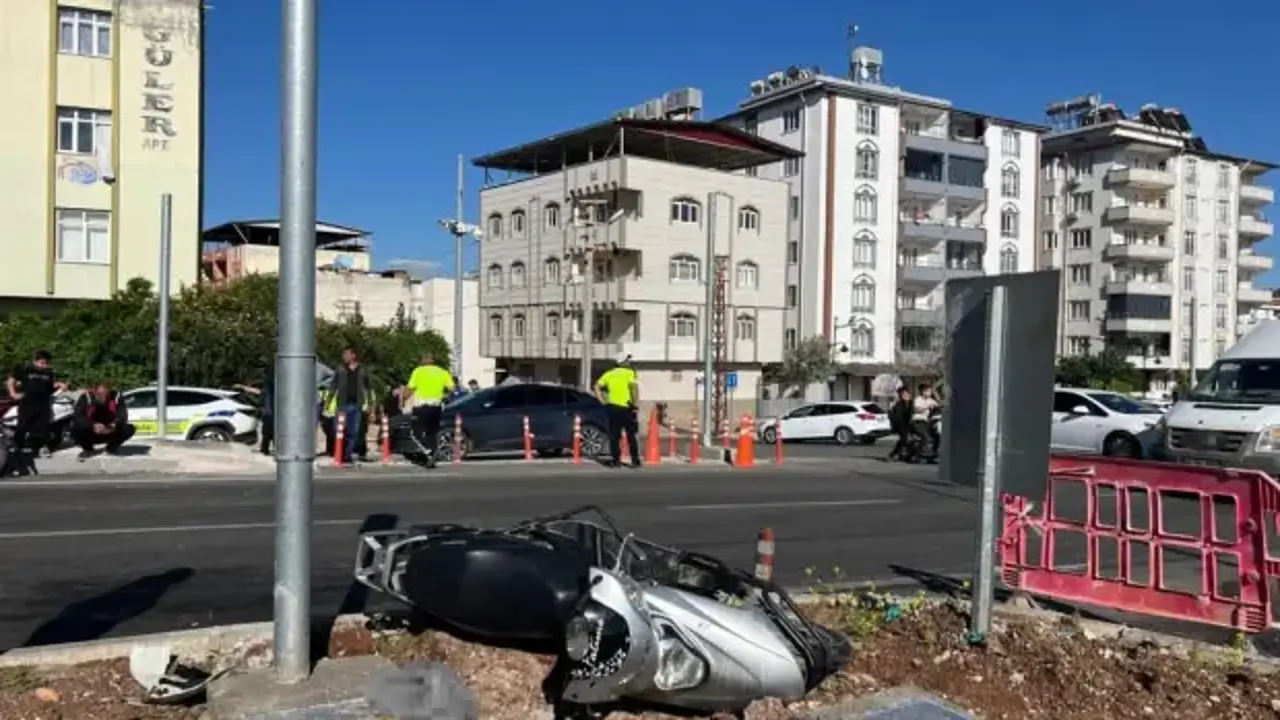 Kamyonet ile motosiklet çarpıştı: 3 yaralı