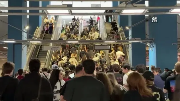 Kanye West'in İstanbul konseri öncesi metroda izdiham yaşandı