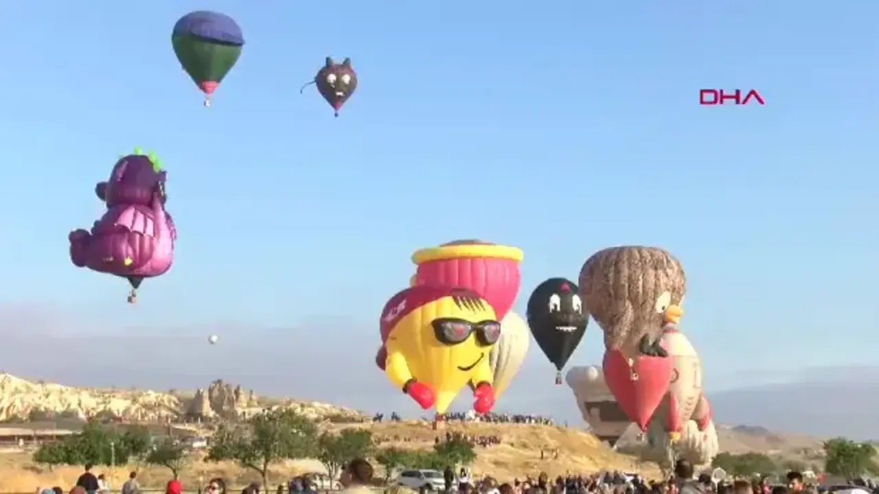Kapadokya’da figürlü balonlar, gökyüzünü renklendirdi