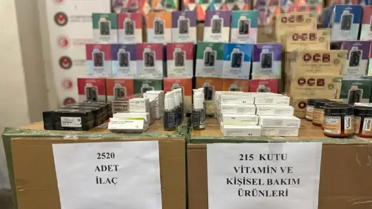 Kapıkule’de TIR’da 10 bin 400 elektronik sigara ve kaçak eşya ele geçirildi