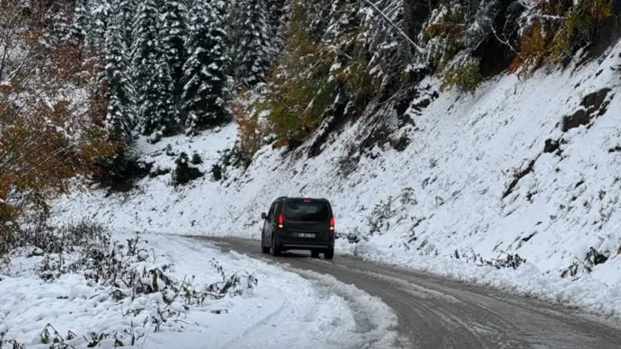 Kar nedeniyle kapanan Yedigöller Milli Parkı yolu yeniden ulaşıma açıldı