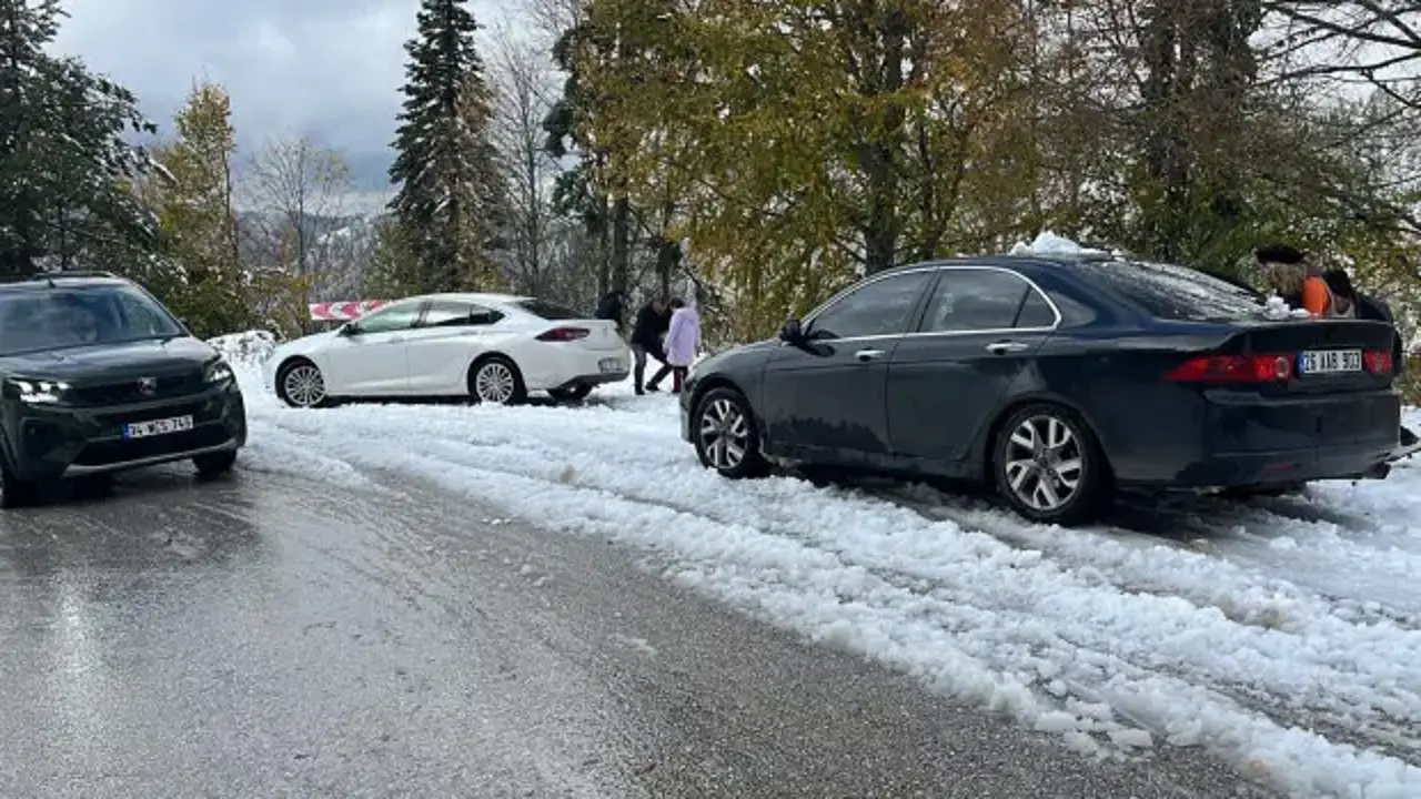 Kar nedeniyle kapanan Yedigöller yolu yeniden açıldı