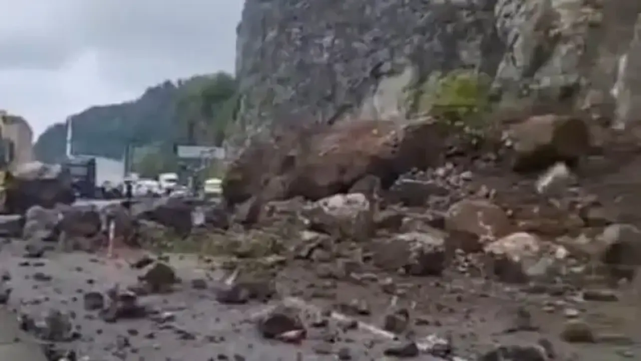 Karadeniz Sahil Yolu'nda heyelan! Ulaşıma kapandı