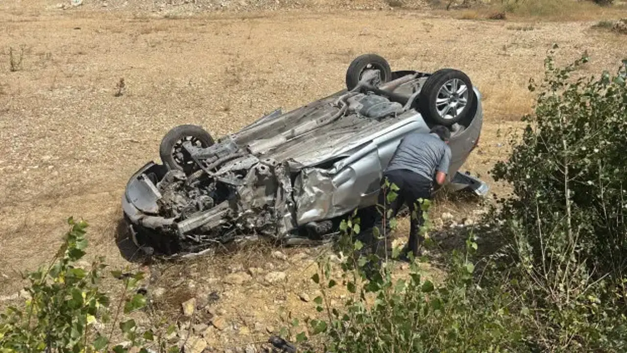 Karşı yöne geçen otomobil, kamyona çarpıştı: Yaralılar var