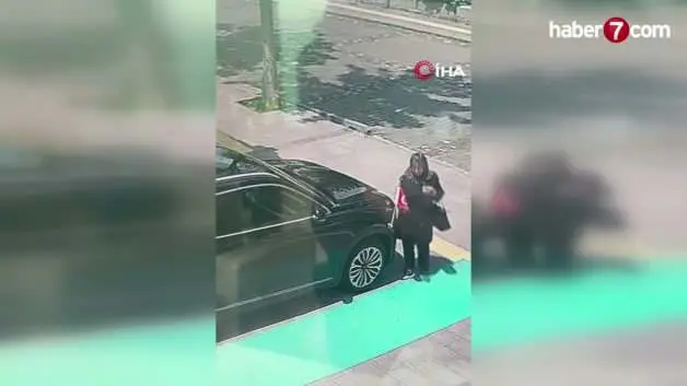 Kars'ta yaşlı kadın makam aracındaki Türk bayrağını öptü