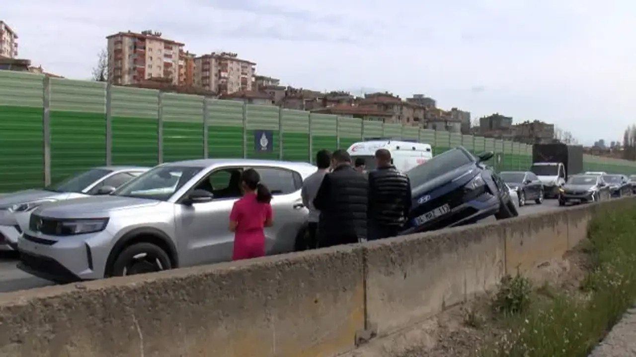 Kartal’da 6 aracın karıştığı zincirleme kaza