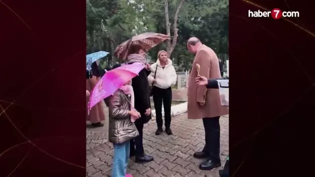 'Kasetçi' Özkan Yalım'ın mezarlık ziyareti viral oldu: 'Elimden geleni yapıyorum'