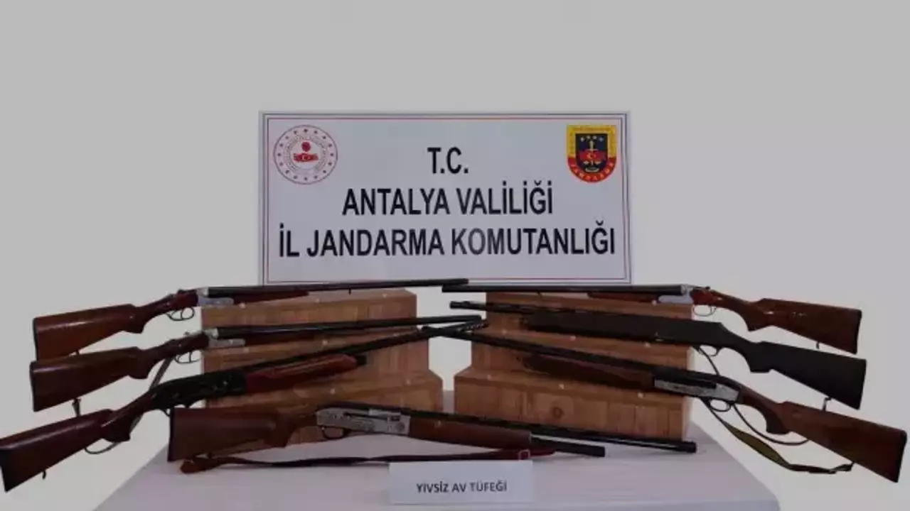 Kaş’ta ruhsatsız silah operasyonu: Jandarma 7 tüfeğe el koydu!