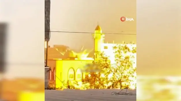 Katil İsrail Gazze'de bir camiyi daha hedef aldı