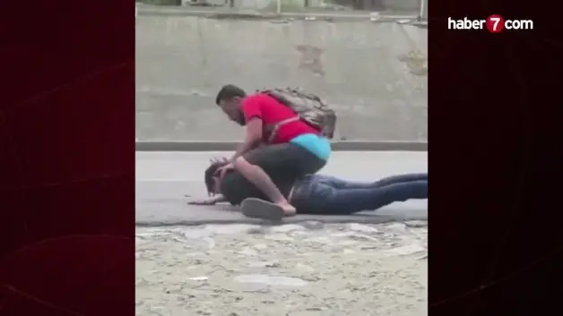 Kavgada arkadaşını öldürmeye çalışan adamı uçan tekmeyle durdurdu!
